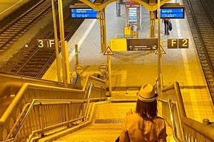 Zu sehen ist eine Aufnahme des Bahnhofs in Freiburg. 
